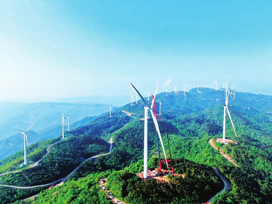 大唐平鲁白玉山100兆瓦扩容风电项目风机吊装就位，为并网投运奠定坚实基础。